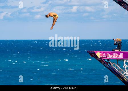 Un plongeur pendant la plongée à Polignano a Mare pendant la Red Bull Cliff Diving 2021 de la plate-forme Lama Monachile le 22 septembre 2021. Red Bull Cliff Diving est arrivé à Puglia, à Polignano a Mare, dans le suggestif aperçu de Lama Monachile. Douze athlètes masculins et douze athlètes féminins ont plongé de 27 et 21 mètres dans une série spectaculaire de plongées compétitives. (Photo par Davide Pischettola/NurPhoto) Banque D'Images