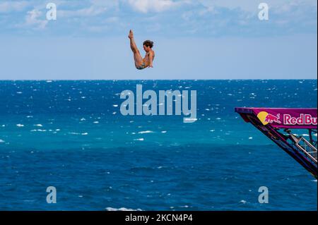Un plongeur pendant la plongée à Polignano a Mare pendant la Red Bull Cliff Diving 2021 de la plate-forme Lama Monachile le 22 septembre 2021. Red Bull Cliff Diving est arrivé à Puglia, à Polignano a Mare, dans le suggestif aperçu de Lama Monachile. Douze athlètes masculins et douze athlètes féminins ont plongé de 27 et 21 mètres dans une série spectaculaire de plongées compétitives. (Photo par Davide Pischettola/NurPhoto) Banque D'Images
