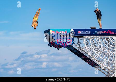 Un plongeur pendant la plongée à Polignano a Mare pendant la Red Bull Cliff Diving 2021 de la plate-forme Lama Monachile le 22 septembre 2021. Red Bull Cliff Diving est arrivé à Puglia, à Polignano a Mare, dans le suggestif aperçu de Lama Monachile. Douze athlètes masculins et douze athlètes féminins ont plongé de 27 et 21 mètres dans une série spectaculaire de plongées compétitives. (Photo par Davide Pischettola/NurPhoto) Banque D'Images