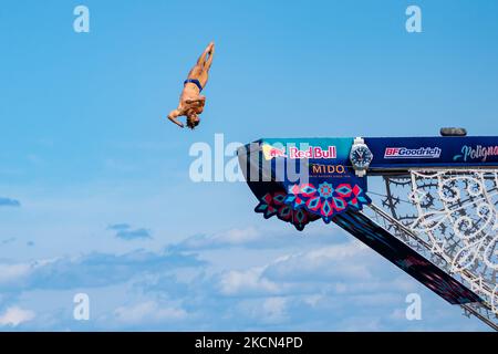 Un plongeur pendant la plongée à Polignano a Mare pendant la Red Bull Cliff Diving 2021 de la plate-forme Lama Monachile le 22 septembre 2021. Red Bull Cliff Diving est arrivé à Puglia, à Polignano a Mare, dans le suggestif aperçu de Lama Monachile. Douze athlètes masculins et douze athlètes féminins ont plongé de 27 et 21 mètres dans une série spectaculaire de plongées compétitives. (Photo par Davide Pischettola/NurPhoto) Banque D'Images