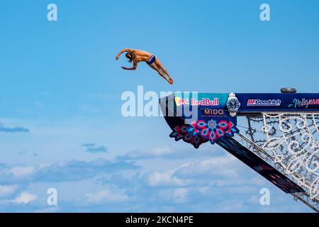 Un plongeur pendant la plongée à Polignano a Mare pendant la Red Bull Cliff Diving 2021 de la plate-forme Lama Monachile le 22 septembre 2021. Red Bull Cliff Diving est arrivé à Puglia, à Polignano a Mare, dans le suggestif aperçu de Lama Monachile. Douze athlètes masculins et douze athlètes féminins ont plongé de 27 et 21 mètres dans une série spectaculaire de plongées compétitives. (Photo par Davide Pischettola/NurPhoto) Banque D'Images