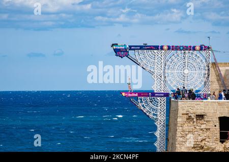 Un plongeur pendant la plongée à Polignano a Mare pendant la Red Bull Cliff Diving 2021 de la plate-forme Lama Monachile le 22 septembre 2021. Red Bull Cliff Diving est arrivé à Puglia, à Polignano a Mare, dans le suggestif aperçu de Lama Monachile. Douze athlètes masculins et douze athlètes féminins ont plongé de 27 et 21 mètres dans une série spectaculaire de plongées compétitives. (Photo par Davide Pischettola/NurPhoto) Banque D'Images