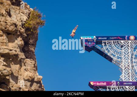 Un plongeur pendant la plongée à Polignano a Mare pendant la Red Bull Cliff Diving 2021 de la plate-forme Lama Monachile le 22 septembre 2021. Red Bull Cliff Diving est arrivé à Puglia, à Polignano a Mare, dans le suggestif aperçu de Lama Monachile. Douze athlètes masculins et douze athlètes féminins ont plongé de 27 et 21 mètres dans une série spectaculaire de plongées compétitives. (Photo par Davide Pischettola/NurPhoto) Banque D'Images
