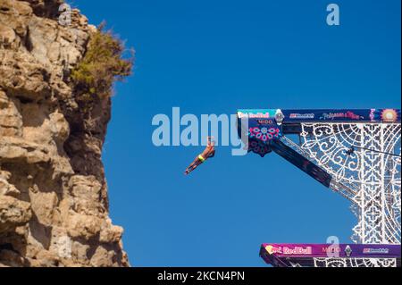 Un plongeur pendant la plongée à Polignano a Mare pendant la Red Bull Cliff Diving 2021 de la plate-forme Lama Monachile le 22 septembre 2021. Red Bull Cliff Diving est arrivé à Puglia, à Polignano a Mare, dans le suggestif aperçu de Lama Monachile. Douze athlètes masculins et douze athlètes féminins ont plongé de 27 et 21 mètres dans une série spectaculaire de plongées compétitives. (Photo par Davide Pischettola/NurPhoto) Banque D'Images