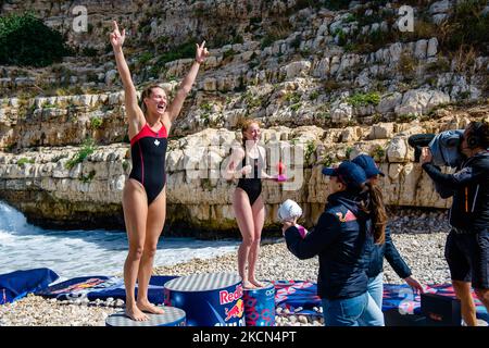 Les plongeurs sur le podium à Polignano a Mare lors de la Red Bull Cliff Diving 2021 à Lama Monachile le 22 septembre 2021. Red Bull Cliff Diving est arrivé à Puglia, à Polignano a Mare, dans le suggestif aperçu de Lama Monachile. Douze athlètes masculins et douze athlètes féminins ont plongé de 27 et 21 mètres dans une série spectaculaire de plongées compétitives. (Photo par Davide Pischettola/NurPhoto) Banque D'Images