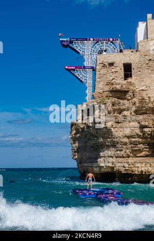 Un plongeur pendant la plongée à Polignano a Mare pendant la Red Bull Cliff Diving 2021 de la plate-forme Lama Monachile le 22 septembre 2021. Red Bull Cliff Diving est arrivé à Puglia, à Polignano a Mare, dans le suggestif aperçu de Lama Monachile. Douze athlètes masculins et douze athlètes féminins ont plongé de 27 et 21 mètres dans une série spectaculaire de plongées compétitives. (Photo par Davide Pischettola/NurPhoto) Banque D'Images