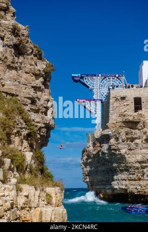 Un plongeur pendant la plongée à Polignano a Mare pendant la Red Bull Cliff Diving 2021 de la plate-forme Lama Monachile le 22 septembre 2021. Red Bull Cliff Diving est arrivé à Puglia, à Polignano a Mare, dans le suggestif aperçu de Lama Monachile. Douze athlètes masculins et douze athlètes féminins ont plongé de 27 et 21 mètres dans une série spectaculaire de plongées compétitives. (Photo par Davide Pischettola/NurPhoto) Banque D'Images