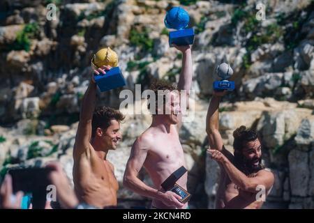Plongeurs sur le podium à Polignano a Mare pendant la Red Bull Cliff Diving 2021 à Lama Monachile le 22 septembre 2021. Red Bull Cliff Diving est arrivé à Puglia, à Polignano a Mare, dans le suggestif aperçu de Lama Monachile. Douze athlètes masculins et douze athlètes féminins ont plongé de 27 et 21 mètres dans une série spectaculaire de plongées compétitives. (Photo par Davide Pischettola/NurPhoto) Banque D'Images