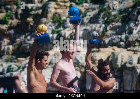 Plongeurs sur le podium à Polignano a Mare pendant la Red Bull Cliff Diving 2021 à Lama Monachile le 22 septembre 2021. Red Bull Cliff Diving est arrivé à Puglia, à Polignano a Mare, dans le suggestif aperçu de Lama Monachile. Douze athlètes masculins et douze athlètes féminins ont plongé de 27 et 21 mètres dans une série spectaculaire de plongées compétitives. (Photo par Davide Pischettola/NurPhoto) Banque D'Images