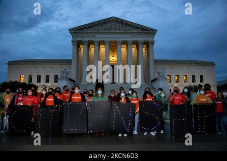 Les manifestants de l'organisation « United We Dream » posent pour une photographie à la Cour suprême de Washington, D.C., sur 22 septembre 2021 (photo de Bryan Olin Dozier/NurPhoto) Banque D'Images