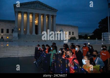 Les manifestants de l'organisation « United We Dream » défilent devant la Cour suprême à Washington, D.C., sur 22 septembre 2021 pour plaider en faveur d'une voie vers la citoyenneté pour des millions d'immigrants (photo de Bryan Olin Dozier/NurPhoto) Banque D'Images