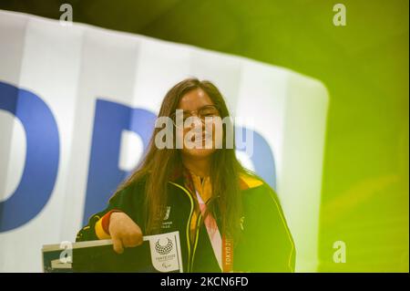 Laura Gonzalez, médaille de bronze de natation, pose pour une photo avec sa médaille de bronze paralympique lors d'un événement de bienvenue aux athlètes paralympiques de Colombie qui ont participé aux Jeux paralympiques de Tokyo 2020+1, à Bogota, en Colombie, sur 21 septembre 2021. (Photo par Sebastian Barros/NurPhoto) Banque D'Images