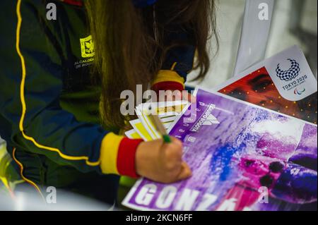 Laura Gonzalez, médaille de bronze de natation signe des affiches d'elle lors d'un événement d'accueil aux athlètes paralympiques de Colombie qui ont participé aux Jeux paralympiques de Tokyo 2020+1, à Bogota, Colombie sur 21 septembre 2021. (Photo par Sebastian Barros/NurPhoto) Banque D'Images