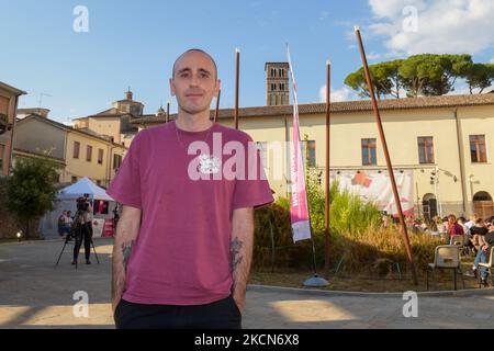 Zerocalcare participe au salon mondial de l'édition indépendante 'Liberi sulla Carta', les 11 et 12 septembre 2021, qui s'est tenu chaque année à Rieti, en Italie, avec des réunions axées principalement sur le redémarrage du cinéma et de l'édition, après un an d'arrêt pour le Covid-19 de l'événement. Les invités ont été interviewés par Fabrizio Moscato président du Festival. (Photo de Riccardo Fabi/NurPhoto) Banque D'Images