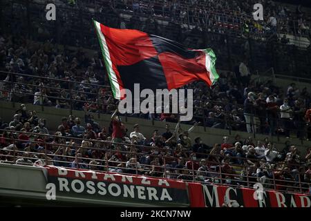 Les fans de l'AC Milan assistent pendant la série Un match entre l'AC Milan et le Venezia FC au Stadio Giuseppe Meazza sur 22 septembre 2021 à Milan, Italie. (Photo de Giuseppe Cottini/NurPhoto) Banque D'Images