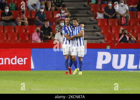 Mikel Oyarzabal et Mikel Merino, de Real Sociedad, célèbrent un but lors du match de la Liga entre Grenade CF et Real Sociedad au stade Nuevo Los Carmenes sur 23 septembre 2021 à Grenade, en Espagne. (Photo par Álex Cámara/NurPhoto) Banque D'Images