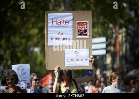 Une femme porte un écriteau portant la mention « Stop to the massacre of Education ». Les enseignants en grève ont protesté à Toulouse comme dans d'autres villes de France contre le manque de moyens, les salles de classe avec trop d'élèves (jusqu'à 41), une augmentation des salaires et plus de personnes pour prendre soin des enfants avec un handicap ou de graves difficultés. Le gouvernement Macron a annoncé une augmentation pour 2022 pour rattraper les salaires des enseignants dans l'Union européenne. Mais le gouvernement dit maintenant que c'était une erreur et que l'augmentation est prévue pour 2024. Quatre syndicats d'enseignants, CGT, Sud, FSU et FO ont appelé à la grève. Les jeunes leaders se sont joints aux enseignants Banque D'Images