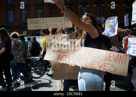 Une femme porte un écriteau « enseignants devant nos élèves ». Les enseignants en grève ont protesté à Toulouse comme dans d'autres villes de France contre le manque de moyens, les salles de classe avec trop d'élèves (jusqu'à 41), une augmentation des salaires et plus de personnes pour prendre soin des enfants avec un handicap ou de graves difficultés. Le gouvernement Macron a annoncé une augmentation pour 2022 pour rattraper les salaires des enseignants dans l'Union européenne. Mais le gouvernement dit maintenant que c'était une erreur et que l'augmentation est prévue pour 2024. Quatre syndicats d'enseignants, CGT, Sud, FSU et FO ont appelé à la grève. Les jeunes leaders se sont joints aux enseignants comme Banque D'Images