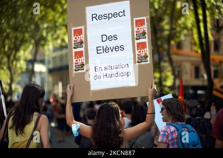 Une femme est titulaire d'un écriteau indiquant « respect pour les élèves handicapés ». Les enseignants en grève ont protesté à Toulouse comme dans d'autres villes de France contre le manque de moyens, les salles de classe avec trop d'élèves (jusqu'à 41), une augmentation des salaires et plus de personnes pour prendre soin des enfants avec un handicap ou de graves difficultés. Le gouvernement Macron a annoncé une augmentation pour 2022 pour rattraper les salaires des enseignants dans l'Union européenne. Mais le gouvernement dit maintenant que c'était une erreur et que l'augmentation est prévue pour 2024. Quatre syndicats d'enseignants, CGT, Sud, FSU et FO ont appelé à la grève. Les jeunes leaders se sont joints aux enseignants Banque D'Images