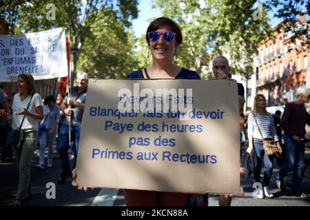 Une femme porte un écriteau qui lit « Homeworks done ». Blanquer, faites vos devoirs, payez nos heures et non les gratifications à l'agent d'éducation. Les enseignants en grève ont protesté à Toulouse comme dans d'autres villes de France contre le manque de moyens, les salles de classe avec trop d'élèves (jusqu'à 41), une augmentation des salaires et plus de personnes pour prendre soin des enfants avec un handicap ou de graves difficultés. Le gouvernement Macron a annoncé une augmentation pour 2022 pour rattraper les salaires des enseignants dans l'Union européenne. Mais le gouvernement dit maintenant que c'était une erreur et que l'augmentation est prévue pour 2024. Quatre syndicats d'enseignants, CGT, Sud, FS Banque D'Images