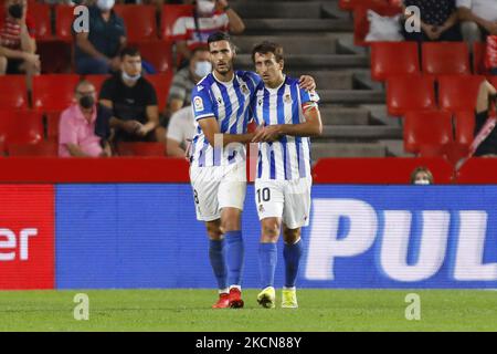 Mikel Oyarzabal et Mikel Merino, de Real Sociedad, célèbrent un but lors du match de la Liga entre Grenade CF et Real Sociedad au stade Nuevo Los Carmenes sur 23 septembre 2021 à Grenade, en Espagne. (Photo par Álex Cámara/NurPhoto) Banque D'Images