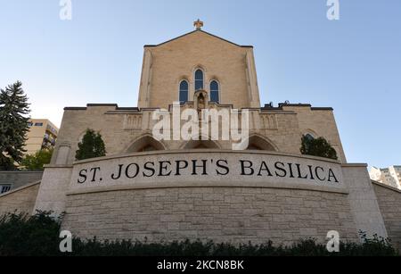 Vue générale sur la basilique de la cathédrale Saint-Joseph à Edmonton. La basilique, située à l'ouest du centre-ville d'Edmonton, est la cathédrale de l'archidiocèse catholique romain d'Edmonton, l'une des plus grandes églises d'Edmonton. Le jeudi 23 septembre 2021, à Edmonton, Alberta, Canada. (Photo par Artur Widak/NurPhoto) Banque D'Images