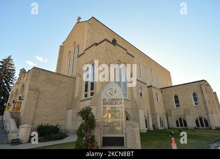 Vue générale sur la basilique de la cathédrale Saint-Joseph à Edmonton. La basilique, située à l'ouest du centre-ville d'Edmonton, est la cathédrale de l'archidiocèse catholique romain d'Edmonton, l'une des plus grandes églises d'Edmonton. Le jeudi 23 septembre 2021, à Edmonton, Alberta, Canada. (Photo par Artur Widak/NurPhoto) Banque D'Images