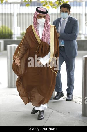 Le ministre saoudien des Affaires étrangères, le Prince Faisal Bin Farhal Al-Saud, est vu à l'extérieur des Nations Unies lors de l'Assemblée générale de 76 sur 23 septembre 2021 à New York, aux États-Unis. L'Assemblée générale des Nations Unies (AGNU) est la principale entité politique de l'Organisation et constitue un forum de discussion pour toutes les questions internationales couvertes par la Charte des Nations Unies. Chacun des 193 États membres de l'Organisation des Nations Unies dispose d'un vote égal. (Photo de John Lamparski/NurPhoto) Banque D'Images