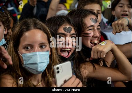 Hong Kong, Chine. 04th novembre 2022. Les spectateurs applaudissent et réagissent le premier jour du tournoi de rugby Cathay Pacific/HSBC Hong Kong Seven à Hong Kong. Les Sevens de Hong Kong reviennent après plus de deux ans d'annulation en raison des restrictions de la ville en cas de pandémie. Crédit : SOPA Images Limited/Alamy Live News Banque D'Images