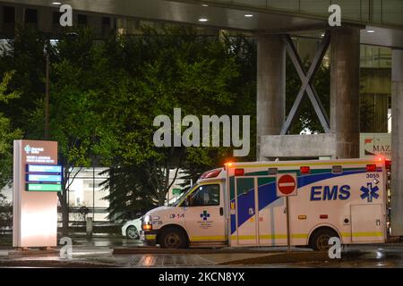 Une ambulance vue à l'extérieur de l'hôpital de l'Université de l'Alberta à Edmonton. L'Alberta a signalé 1 660 nouveaux cas de COVID-19 ayant subi les 24 dernières heures et 17 autres décès. Il y avait 1 058 personnes traitées à l'hôpital, dont 226 dans des lits de soins intensifs. 62,3 % de la population totale de la province de l'Alberta a reçu deux doses du vaccin COVID-19, soit 73,2 % des personnes admissibles. Le jeudi 23 août 2021, à Edmonton, Alberta, Canada. (Photo par Artur Widak/NurPhoto) Banque D'Images