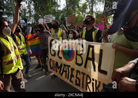 Les manifestants tiennent des banderoles et des pancartes pendant qu'ils participent à une marche lors d'une grève mondiale du climat dans le cadre du mouvement des « vendredis pour l'avenir », à New Delhi, en Inde, sur 24 septembre 2021. (Photo de Mayank Makhija/NurPhoto) Banque D'Images