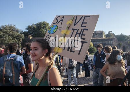 Personnes participant à la grève mondiale du climat du 24th septembre organisée par vendredi pour le futur mouvement à Pise, Italie, sur 24 septembre 2021. Greta Thunberg, by16 ans, a été lancé. Les frappes internationales sur la Terre ont rassemblé des militants dans le monde entier pour exiger des politiciens qu’ils prennent des mesures contre la crise climatique. (Photo par Enrico Mattia Del Punta/NurPhoto) Banque D'Images