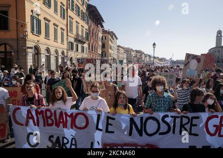 Personnes participant à la grève mondiale du climat du 24th septembre organisée par vendredi pour le futur mouvement à Pise, Italie, sur 24 septembre 2021. Lancé par Greta Thunberg, 16 ans, les frappes internationales sur la Terre ont rassemblé des militants dans le monde entier pour demander aux politiciens de prendre des mesures sur la crise climatique. (Photo par Enrico Mattia Del Punta/NurPhoto) Banque D'Images