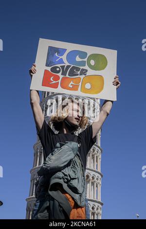 Personnes participant à la grève mondiale du climat du 24th septembre organisée par le vendredi pour le futur mouvement devant la tour penchée à Pise, Italie, sur 24 septembre 2021. Lancé par Greta Thunberg, 16 ans, les frappes internationales sur la Terre ont rassemblé des militants dans le monde entier pour demander aux politiciens de prendre des mesures sur la crise climatique. (Photo par Enrico Mattia Del Punta/NurPhoto) Banque D'Images
