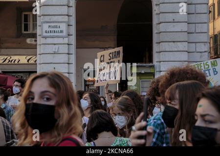 Personnes participant à la grève mondiale du climat du 24th septembre organisée par vendredi pour le futur mouvement à Pise, Italie, sur 24 septembre 2021. Lancé par Greta Thunberg, 16 ans, les frappes internationales sur la Terre ont rassemblé des militants dans le monde entier pour demander aux politiciens de prendre des mesures sur la crise climatique. (Photo par Enrico Mattia Del Punta/NurPhoto) Banque D'Images