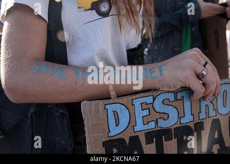Personnes participant à la grève mondiale du climat du 24th septembre organisée par vendredi pour le futur mouvement à Pise, Italie, sur 24 septembre 2021. Lancé par Greta Thunberg, 16 ans, les frappes internationales sur la Terre ont rassemblé des militants dans le monde entier pour demander aux politiciens de prendre des mesures sur la crise climatique. (Photo par Enrico Mattia Del Punta/NurPhoto) Banque D'Images
