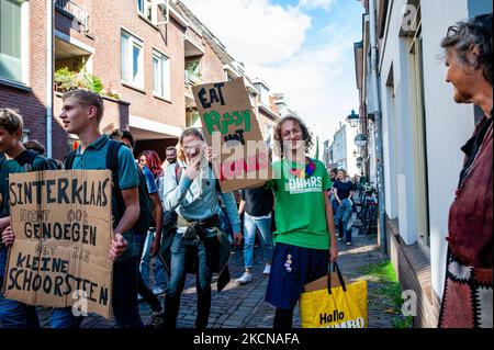 Une femme regarde les milliers de personnes marcher avec des pancartes contre le changement climatique, lors de la grève mondiale du climat organisée à Utrecht, sur 24 septembre 2021. (Photo par Romy Arroyo Fernandez/NurPhoto) Banque D'Images