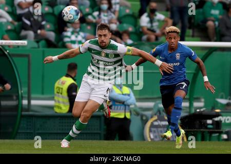 Sebastian Coates de Sporting CP (L) vies avec André Vidigal de CS Maritimo pendant le match de football de la Ligue portugaise entre Sporting CP et CS Maritimo au stade José Alvalade de Lisbonne, Portugal sur 24 septembre 2021. (Photo par Pedro Fiúza/NurPhoto) Banque D'Images