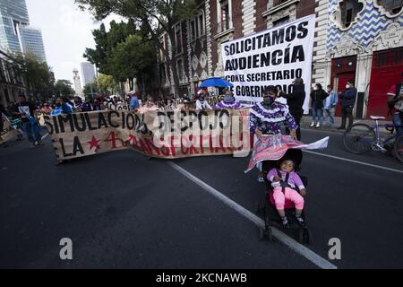 Des membres de diverses organisations et citoyens ont organisé une marche auprès des bureaux du Ministère de l'intérieur pour exiger la fin de la violence générée par les groupes paramilitaires au Chiapas contre les communautés de l'Armée de libération nationale Zapatista (EZLN pour son acronyme en espagnol), dont ils sont responsables devant les gouvernements fédéral et des états. Mexico, 24 septembre 2021. (Photo par Cristian Leyva/NurPhoto) Banque D'Images