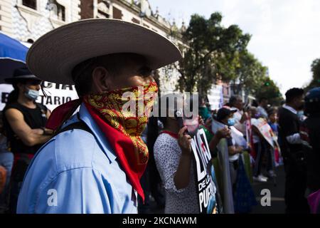 Des membres de diverses organisations et citoyens ont organisé une marche auprès des bureaux du Ministère de l'intérieur pour exiger la fin de la violence générée par les groupes paramilitaires au Chiapas contre les communautés de l'Armée de libération nationale Zapatista (EZLN pour son acronyme en espagnol), dont ils sont responsables devant les gouvernements fédéral et des états. Mexico, 24 septembre 2021. (Photo par Cristian Leyva/NurPhoto) Banque D'Images