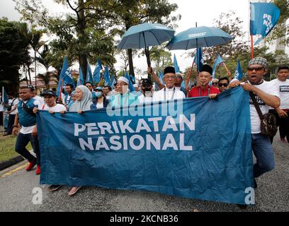 Kuala Lumpur, Malaisie. 05th novembre 2022. Kamarudin Jaafar (L-3) du candidat de Perikatan Nasional (Alliance nationale) arrive pour soumettre ses documents de candidature pour les prochaines élections générales au centre de candidature de Kuala Lumpur. Les Malais se rendront aux urnes pour l'élection générale de 15th (GE15) sur 19 novembre 2022. Crédit : SOPA Images Limited/Alamy Live News Banque D'Images