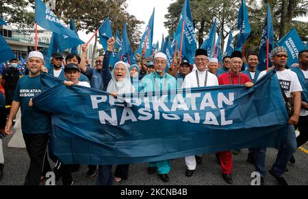 Kuala Lumpur, Malaisie. 05th novembre 2022. Kamarudin Jaafar (R-3) de Perikatan Nasional (Alliance nationale) se présente pour présenter ses documents de candidature pour les prochaines élections générales au centre de candidature de Kuala Lumpur. Les Malais se rendront aux urnes pour l'élection générale de 15th (GE15) sur 19 novembre 2022. Crédit : SOPA Images Limited/Alamy Live News Banque D'Images
