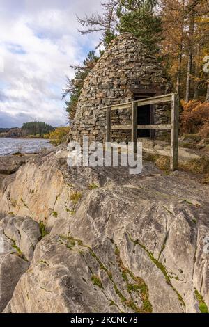 Sur le bord de l'eau de Kielder dans la forêt de Kielder est un appareil-photo obscura conçu par Chris Drury en 1996 appelé Wave Chamber. Banque D'Images