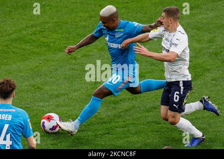 Malcom (C) de Zenit vies pour le bal avec Denis Yakuba de Krylia Sovetov pendant le match de la première Ligue russe entre le FC Zenit Saint-Pétersbourg et le PFC Krylia Sovetov Samara sur 25 septembre 2021 à l'arène Gazprom à Saint-Pétersbourg, en Russie. (Photo de Mike Kireev/NurPhoto) Banque D'Images