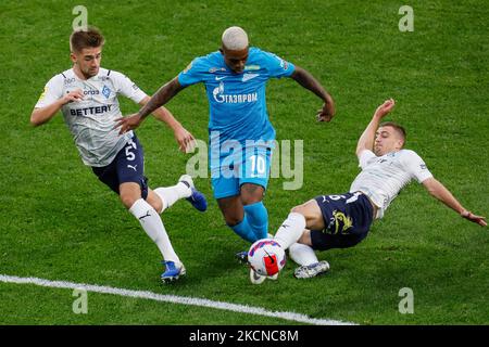 Malcom (C) de Zenit vit pour le bal avec Iuriy Gorshkov (L) et Denis Yakuba de Krylia Sovetov pendant le match de la première Ligue russe entre le FC Zenit Saint-Pétersbourg et le PFC Krylia Sovetov Samara sur 25 septembre 2021 à l'arène Gazprom à Saint-Pétersbourg, Russie. (Photo de Mike Kireev/NurPhoto) Banque D'Images