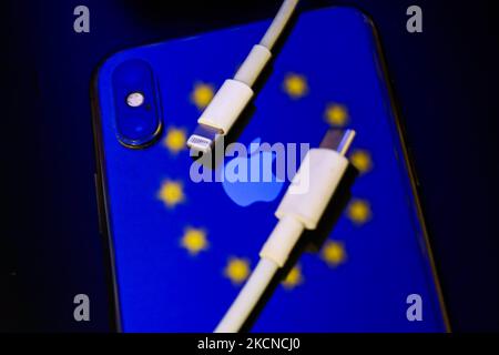 La foudre et les câbles USB-C sont vus avec le drapeau de l'Union européenne sur l'iPhone d'Apple dans cette photo d'illustration prise à Cracovie, Pologne sur 25 septembre 2021. (Photo de Jakub Porzycki/NurPhoto) Banque D'Images