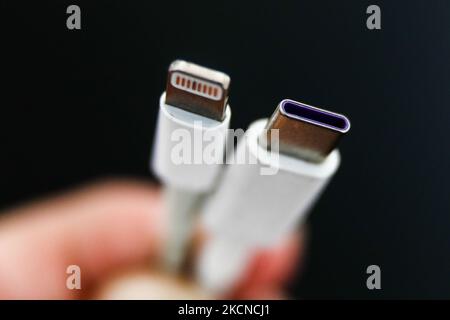 La foudre et les câbles USB-C sont vus dans cette illustration prise à Cracovie, en Pologne, sur 25 septembre 2021. (Photo de Jakub Porzycki/NurPhoto) Banque D'Images