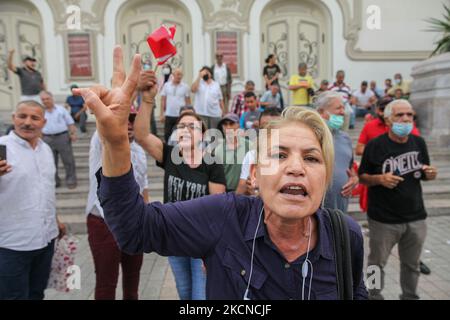 Une femme de Kais Saied signe la victoire en criant des slogans contre le parti islamiste Ennahda lors d'une manifestation organisée par des partisans du président tunisien Kais Saied, sur l'avenue Habib Bourguiba à Tunis, Tunisie, sur 25 septembre, 2021 pour appuyer Kais Saied. Il y a quelques jours, Kais Saied a annoncé la poursuite du gel du Parlement et la promulgation de mesures exceptionnelles pour l'exercice du pouvoir législatif et l'exercice du pouvoir exécutif. Il a également annoncé que les députés cesseront d'être payés leur salaire et le seront toujours Banque D'Images