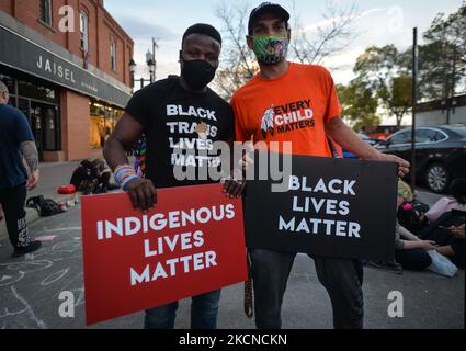 Des militants avec des pancartes « les vies indigentes comptent » et « les vies noires comptent » se joignent à la manifestation. Les membres de plus de LGBTQ2S partisans et alliés locaux se réunissent au coin de la fierté sur l'avenue Whyte et le boulevard Gateway à Edmonton pour contrer les prêcheurs protestataires de la rue Rhema Faith Ministries Edmonton Church Canada. En juillet, une pétition spéciale a été présentée demandant à Old Strathcon et à la ville d'Edmonton de désigner le site de façon permanente comme « coin de la fierté » pour s'assurer que les jeunes LGBTQ +, en particulier ceux qui vivent l'itinérance, se sentent en sécurité et Bienvenue. Le vendredi 24 septembre 2021, dans l'avenue Ehyte, EDM Banque D'Images