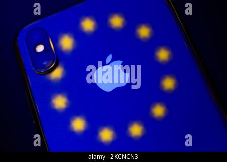 Le drapeau de l'Union européenne se reflète sur l'iPhone d'Apple dans cette photo d'illustration prise à Cracovie, en Pologne, sur 25 septembre 2021. (Photo de Jakub Porzycki/NurPhoto) Banque D'Images